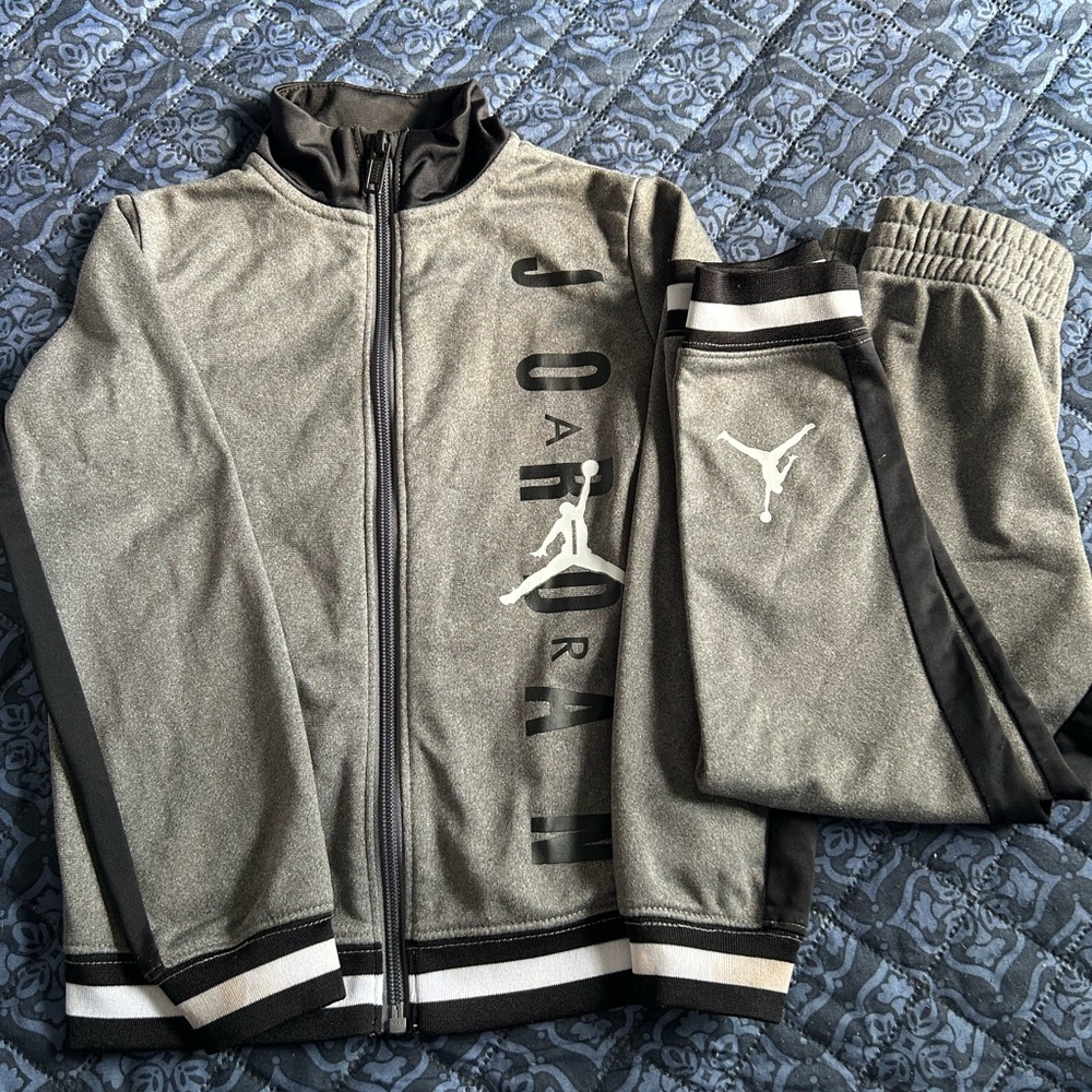 Nike Jordan boys zip up jogger sweatsuit size 4t gray, black&white good cond